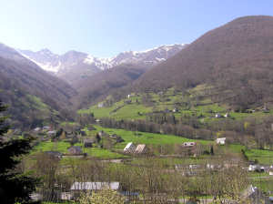 Vue sur les montagnes depuis le balcon de la maison 